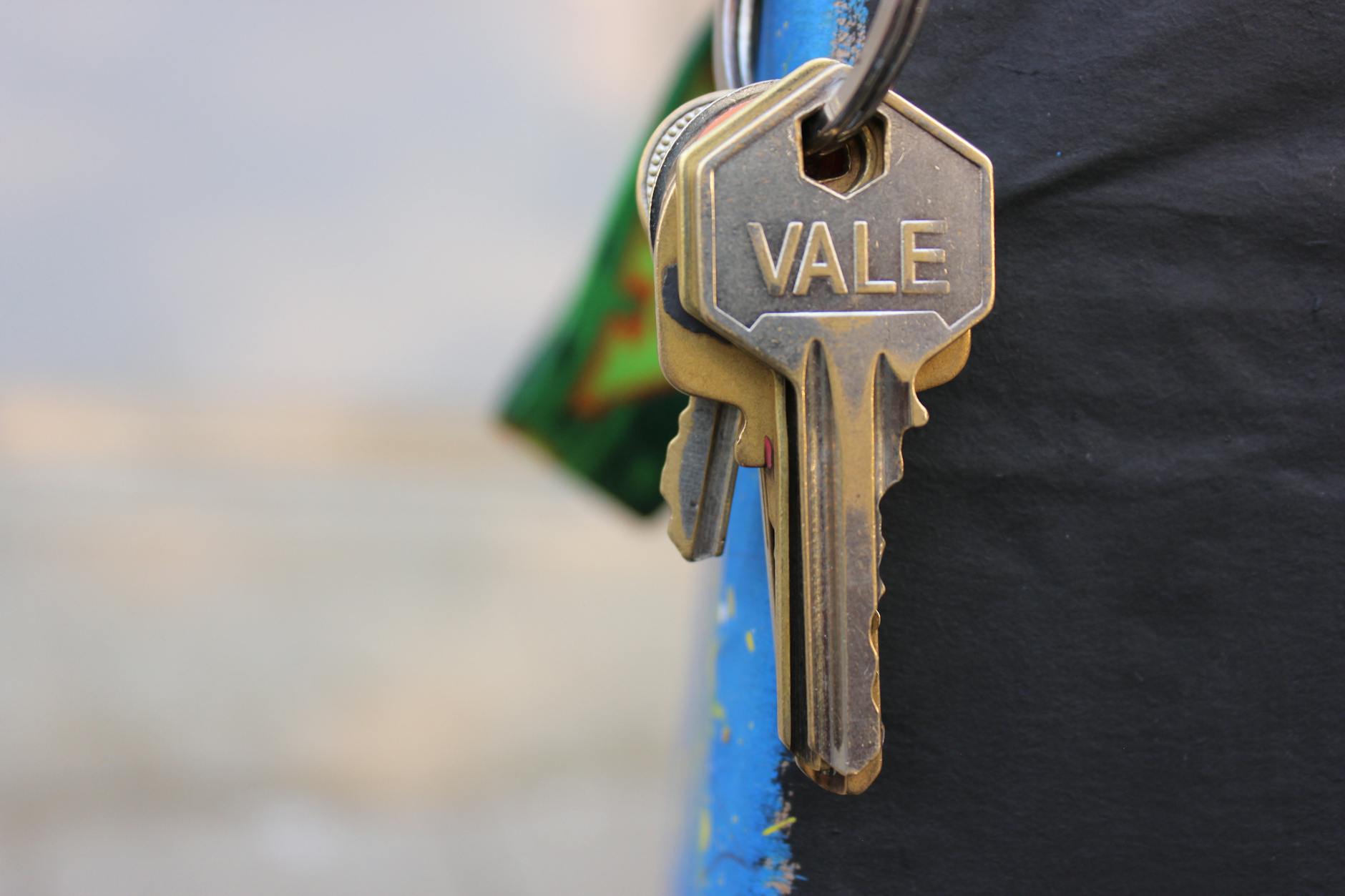 close up photography of keys